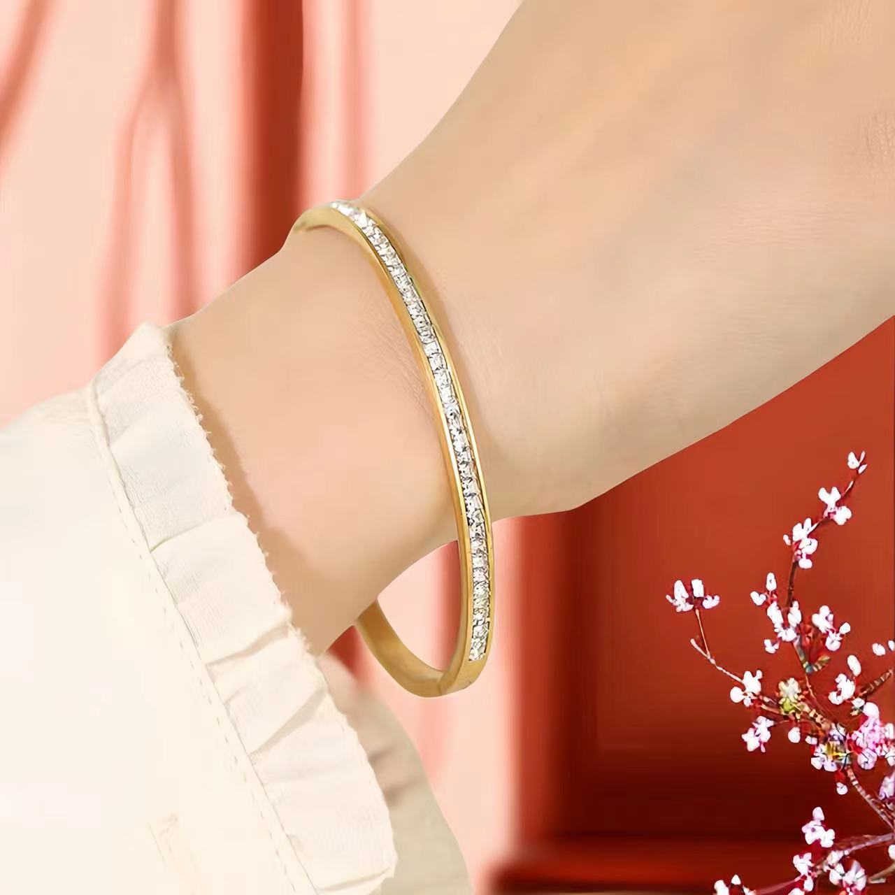 Women's Stainless Steel Titanium Bracelet Non-Fading Fashion Jewelry